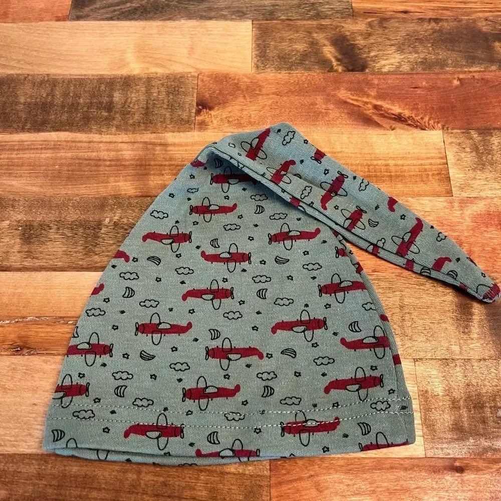NWT Newborn long sleeve onesie set, green with red airplanes. Onesie, hat, bib